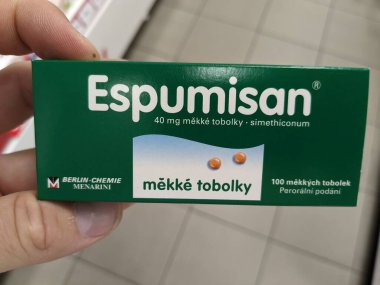 Prag, Çek Cumhuriyeti - 9 Temmuz 2024: Benzin ve şişkinlik tedavisinde kullanılan SIMETHICone aktif maddeyle birlikte ESPUMISA ilaç kutusu.