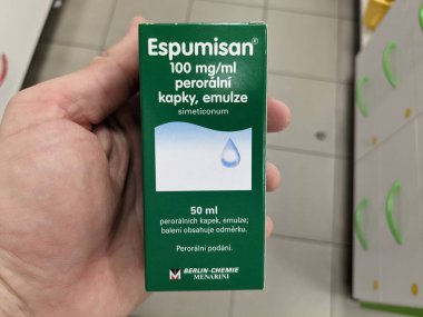 Prag, Çek Cumhuriyeti - 9 Temmuz 2024: Benzin ve şişkinlik tedavisinde kullanılan SIMETHICone aktif maddeyle birlikte ESPUMISA ilaç kutusu.