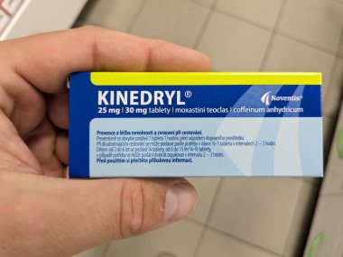 Prag, Çek Cumhuriyeti-10 Ağustos 2024: KINEDRIL tablet kutusu, hareket hastalığını ve mide bulantısını önlemek için kullanılan DIMENHYDRINATE aktif madde.