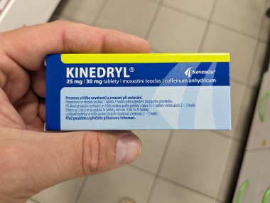 Prag, Çek Cumhuriyeti-10 Ağustos 2024: KINEDRIL tablet kutusu, hareket hastalığını ve mide bulantısını önlemek için kullanılan DIMENHYDRINATE aktif madde.