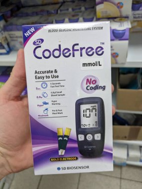 Prag, Çek Cumhuriyeti-7 Ağustos 2024: SD BIOSENSOR tarafından CODEFREE GLUCOMETER kutusu, diyabet tedavisinde kan şekeri testi için kullanılır