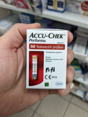 Prag, Çek Cumhuriyeti - 28 Ağustos 2024: ROCHE tarafından ACCU-CHECK kan şekeri ölçer, diyabetik hastalarda kan şekeri seviyelerini izlemek için kullanılır.