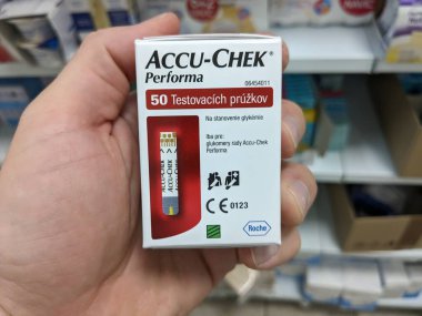 Prag, Çek Cumhuriyeti - 28 Ağustos 2024: ROCHE tarafından ACCU-CHECK kan şekeri ölçer, diyabetik hastalarda kan şekeri seviyelerini izlemek için kullanılır.
