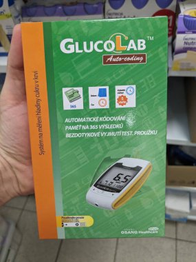 Prag, Çek Cumhuriyeti - 28 Ağustos 2024: MEDISANA tarafından GLUCOLAB kan şekeri ölçer, diyabetik hastalarda kan şekeri seviyelerini izlemek için kullanılır. 