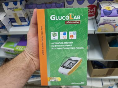 Prag, Çek Cumhuriyeti - 28 Ağustos 2024: MEDISANA tarafından GLUCOLAB kan şekeri ölçer, diyabetik hastalarda kan şekeri seviyelerini izlemek için kullanılır. 