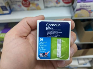 Prag, Çek Cumhuriyeti - 28 Ağustos 2024: ASCENSIA DIABETES CARE tarafından kan şekeri test bantları CONTour PLUS STRIPS kutusu, diyabetik hastalarda kan şekeri seviyelerini izlemek için kullanılır.