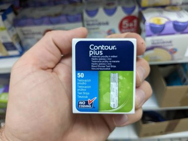 Prag, Çek Cumhuriyeti - 28 Ağustos 2024: ASCENSIA DIABETES CARE tarafından kan şekeri test bantları CONTour PLUS STRIPS kutusu, diyabetik hastalarda kan şekeri seviyelerini izlemek için kullanılır.
