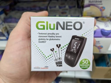 Prag, Çek Cumhuriyeti-16 Ağustos 2024: INFOPIA tarafından GLUNEO glikoz ölçer, diyabet yönetimindeki kan glikoz seviyelerini izlemek için kullanılır.