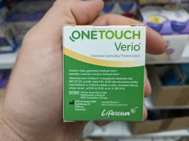 Prag, Çek Cumhuriyeti-7 Ağustos 2024: LIFESCAN tarafından ONETOUCH VERIO kutusu, diyabet tedavisinde kan şekeri testi için kullanılır