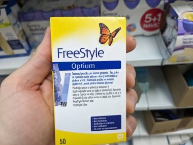 Prag, Çek Cumhuriyeti-9 Ekim 2024: ABBOTT tarafından geliştirilen FreeStyle Libre 2, diyabet hastaları için tasarlanmış ve gerçek zamanlı glikoz ölçümleri ve yönetim sağlayan sürekli bir glikoz izleme sistemidir.