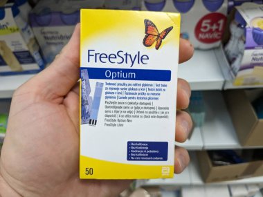 Prag, Çek Cumhuriyeti-9 Ekim 2024: ABBOTT tarafından geliştirilen FreeStyle Libre 2, diyabet hastaları için tasarlanmış ve gerçek zamanlı glikoz ölçümleri ve yönetim sağlayan sürekli bir glikoz izleme sistemidir.