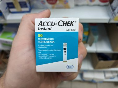 Prag, Çek Cumhuriyeti - 28 Ağustos 2024: ROCHE tarafından ACCU-CHECK kan şekeri ölçer, diyabetik hastalarda kan şekeri seviyelerini izlemek için kullanılır.