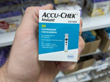 Prag, Çek Cumhuriyeti - 28 Ağustos 2024: ROCHE tarafından ACCU-CHECK kan şekeri ölçer, diyabetik hastalarda kan şekeri seviyelerini izlemek için kullanılır.