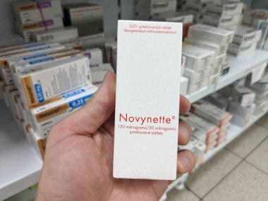 Prag, Çek Cumhuriyeti-10 Ağustos 2024: DESOGESTREL ve EthingYLESTRADIOL aktif maddelerin kullanıldığı NOVYNETTE tablet kutusu, oral doğum kontrolü, hormonal doğum kontrol.