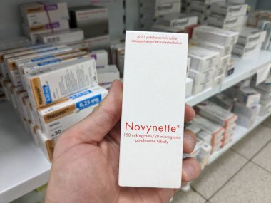 Prag, Çek Cumhuriyeti-10 Ağustos 2024: DESOGESTREL ve EthingYLESTRADIOL aktif maddelerin kullanıldığı NOVYNETTE tablet kutusu, oral doğum kontrolü, hormonal doğum kontrol.