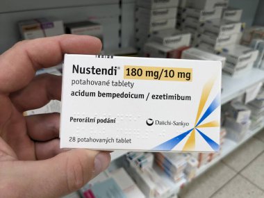 Prag, Çek Cumhuriyeti-10 Ağustos 2024: BEMPEDOIC ACID ve EZETIMIBE aktif maddeleriyle birlikte hiperlipidemi ve kolesterolün azaltılmasında kullanılan NUSTENDI tablet kutusu.