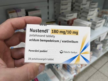 Prag, Çek Cumhuriyeti-10 Ağustos 2024: BEMPEDOIC ACID ve EZETIMIBE aktif maddeleriyle birlikte hiperlipidemi ve kolesterolün azaltılmasında kullanılan NUSTENDI tablet kutusu.