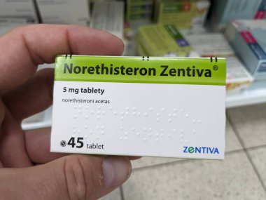 Prag, Çek Cumhuriyeti-10 Ağustos 2024: NORETHISTERON ZENTIVA, regl bozuklukları, hormon tedavisi, endometriyozis tedavisinde kullanılan NORETHISTERone aktif maddeyle dolu haplar kutusu.