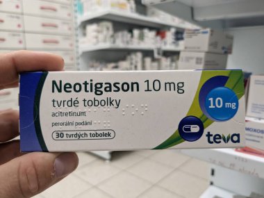 Prag, Çek Cumhuriyeti-10 Ağustos 2024: ACITRETIN aktif maddesi içeren NEOTIGASON tablet kutusu, sedef hastalığı tedavisi, ciddi deri bozuklukları.