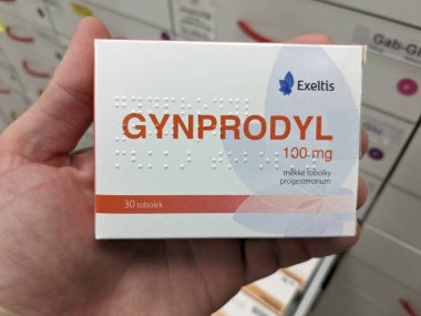 Prag, Çek Cumhuriyeti-10 Ağustos 2024: GYNPRODYL tablet kutusu DYDROGESTERON aktif madde, regl bozukluklarının tedavisinde kullanılır, hormon yenileme tedavisi.
