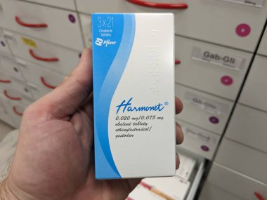 Prag, Çek Cumhuriyeti-10 Ağustos 2024: HARMONET 'te düşük dozda doğum kontrolü ve aile planlaması için kullanılan doğum kontrol hapları kutusu.