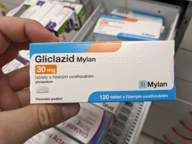 Prag, Çek Cumhuriyeti-10 Ağustos 2024: GLICLAZID MYLAN tablet kutusu GLICLAZIDE aktif madde, tip 2 diyabet ve kan şekeri kontrol tedavisinde kullanılır.