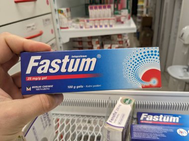 Prag, Çek Cumhuriyeti - 10 Temmuz 2024: MENARINI 'nin KETOPROFEN aktif maddesiyle birlikte FASTUM ilaç kutusu, kas ve eklemlerde ağrı ve iltihap tedavisinde kullanılır..