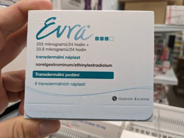 Prag, Çek Cumhuriyeti - 9 Temmuz 2024: EVRA doğum kontrol ve aile planlaması için kullanılan EthingyL ESTRADIOL ve NORELGESTROMIN aktif maddeleri içeren doğum kontrol ve aile planlaması kutusu.