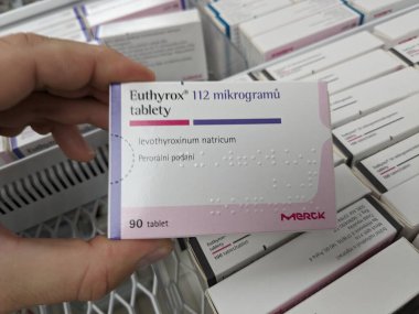Prag, Çek Cumhuriyeti - 9 Temmuz 2024: MERCK 'in LEVOTHYROXINE aktif maddesiyle birlikte EUTHYROX ilaç kutusu, hipotiroidizm ve tiroid sağlığı tedavisinde kullanılır.