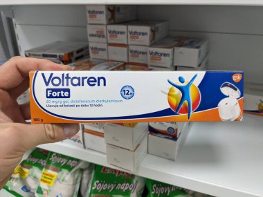 Prag, Çek Cumhuriyeti - 10 Temmuz 2024: VOLTAREN FortTE ilaç kutusu NOVARTIS tarafından aktif maddeyle birlikte, artrit ve kas yaralanmalarında ağrı ve iltihap tedavisinde kullanılır..