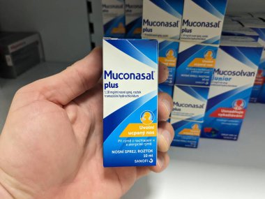 Prag, Çek Cumhuriyeti - 9 Temmuz 2024: Burun tıkanıklığının tedavisinde kullanılan OXYMETAZOLINE aktif maddeyle MUCONASAL PLUS ilaç kutusu.