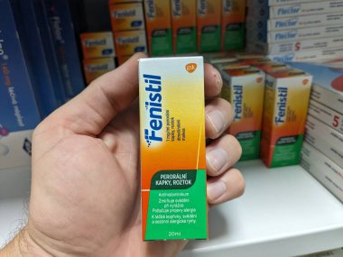 Prag, Çek Cumhuriyeti - 9 Temmuz 2024: GLAXOSMITHKLINE tarafından kullanılan ve alerji ve kaşıntı tedavisinde kullanılan DimeTINDENE aktif maddeyle dolu FENISTIL jel kutusu.