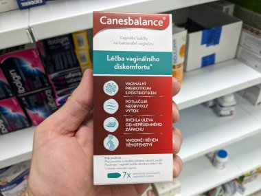 Prag, Çek Cumhuriyeti - 9 Temmuz 2024: Bakteriyel vajinoz ve vajinal sağlığın tedavisinde kullanılan LACTIC ACID aktif maddeyle birlikte bir kutu jel.