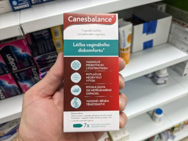 Prag, Çek Cumhuriyeti - 9 Temmuz 2024: Bakteriyel vajinoz ve vajinal sağlığın tedavisinde kullanılan LACTIC ACID aktif maddeyle birlikte bir kutu jel.