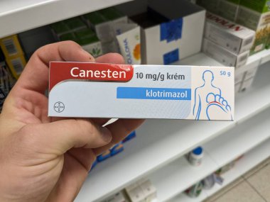 Prag, Çek Cumhuriyeti - 9 Temmuz 2024: BAYER 'in CLOTRIMAZOLE aktif maddesiyle birlikte CANESTEN krem kutusu, mantar enfeksiyonları ve mantar enfeksiyonlarının tedavisinde kullanılır.