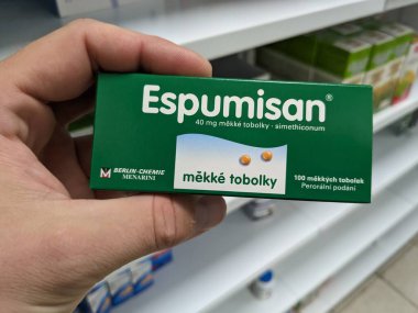 Prag, Çek Cumhuriyeti - 9 Temmuz 2024: Benzin ve şişkinlik tedavisinde kullanılan SIMETHICone aktif maddeyle birlikte ESPUMISA ilaç kutusu.