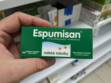 Prag, Çek Cumhuriyeti - 9 Temmuz 2024: Benzin ve şişkinlik tedavisinde kullanılan SIMETHICone aktif maddeyle birlikte ESPUMISA ilaç kutusu.