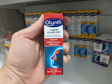 Prag, Çek Cumhuriyeti - 10 Temmuz 2024: OLYNTH burun spreyi JOHNSON JOHNSON JOHNSON tarafından XYLOMETAZOLINE aktif maddesi ile burun tıkanıklığı ve sinüzitini azaltmak için kullanılır
