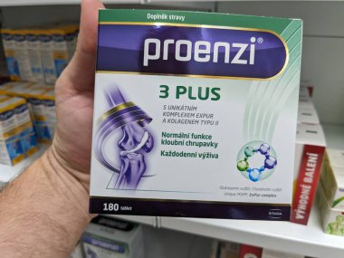 Prag, Çek Cumhuriyeti - 9 Temmuz 2024: PROENZI 3 PLUS ilaç kutusu GLUCOSAMINE SULFATE, CHONDROITIN SULFATE ve WALMARK tarafından kullanılan MSM aktif maddeler