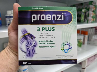Prag, Çek Cumhuriyeti - 9 Temmuz 2024: PROENZI 3 PLUS ilaç kutusu GLUCOSAMINE SULFATE, CHONDROITIN SULFATE ve WALMARK tarafından kullanılan MSM aktif maddeler