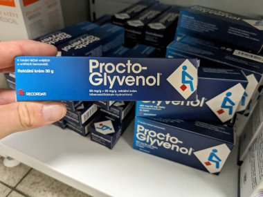 Prag, Çek Cumhuriyeti - 10 Temmuz 2024: PROCTO GLYVENOL rektal kremi ve RECORDATI tarafından kullanılan LIDOCAINE aktif maddeler, hemoroidin tedavisinde kullanılır.