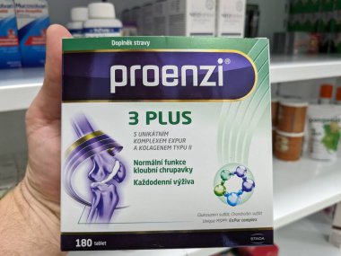 Prag, Çek Cumhuriyeti - 9 Temmuz 2024: PROENZI 3 PLUS ilaç kutusu GLUCOSAMINE SULFATE, CHONDROITIN SULFATE ve WALMARK tarafından kullanılan MSM aktif maddeler