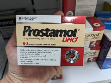 Prag, Çek Cumhuriyeti - 10 Temmuz 2024: Protestan protez hiperplazma (BPH) ve idrar semptomlarının tedavisinde BERLIN-CHEMIE tarafından kullanılan SERENOA REPENS aktif maddesiyle UNO ilaç kutusu