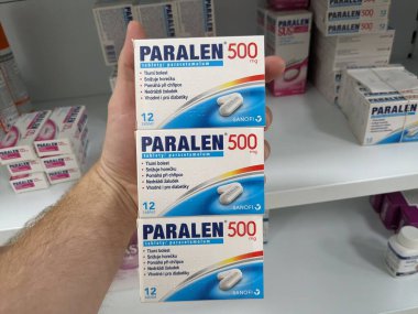 Prag, Çek Cumhuriyeti - 9 Temmuz 2024: ZENTIVA tarafından kullanılan PARACETAMOL aktif maddeyle PARALEN ilaç kutusu.