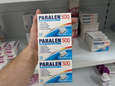 Prag, Çek Cumhuriyeti - 9 Temmuz 2024: ZENTIVA tarafından kullanılan PARACETAMOL aktif maddeyle PARALEN ilaç kutusu.