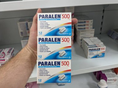 Prag, Çek Cumhuriyeti - 9 Temmuz 2024: ZENTIVA tarafından kullanılan PARACETAMOL aktif maddeyle PARALEN ilaç kutusu.