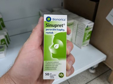 Prag, Çek Cumhuriyeti - 10 Temmuz 2024: Sinüzit ve solunum sağlığının tedavisinde kullanılan, BIONORICA tarafından HERBAL aktif maddelerle dolu SINUPRET ilaç kutusu.
