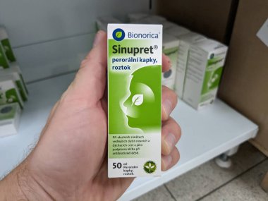 Prag, Çek Cumhuriyeti - 10 Temmuz 2024: Sinüzit ve solunum sağlığının tedavisinde kullanılan, BIONORICA tarafından HERBAL aktif maddelerle dolu SINUPRET ilaç kutusu.