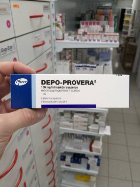 Prag, Çek Cumhuriyeti - 9 Temmuz 2024: DEPO-PROVERA kutu dolusu medroksiprogesteron asetat Pfizer tarafından kullanılan aktif madde, doğum kontrol, adet bozuklukları, endometriozi