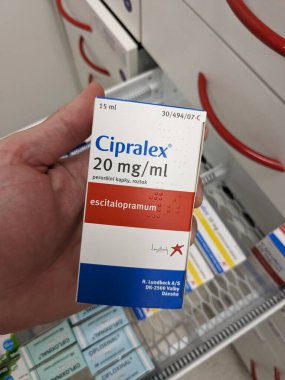 Prag, Çek Cumhuriyeti - 10 Temmuz 2024: Lundbeck tarafından escitalopram aktif maddesiyle birlikte Cipralex ilaç kutusu, depresyon, anksiyete bozuklukları ve OCD tedavisinde kullanılır..